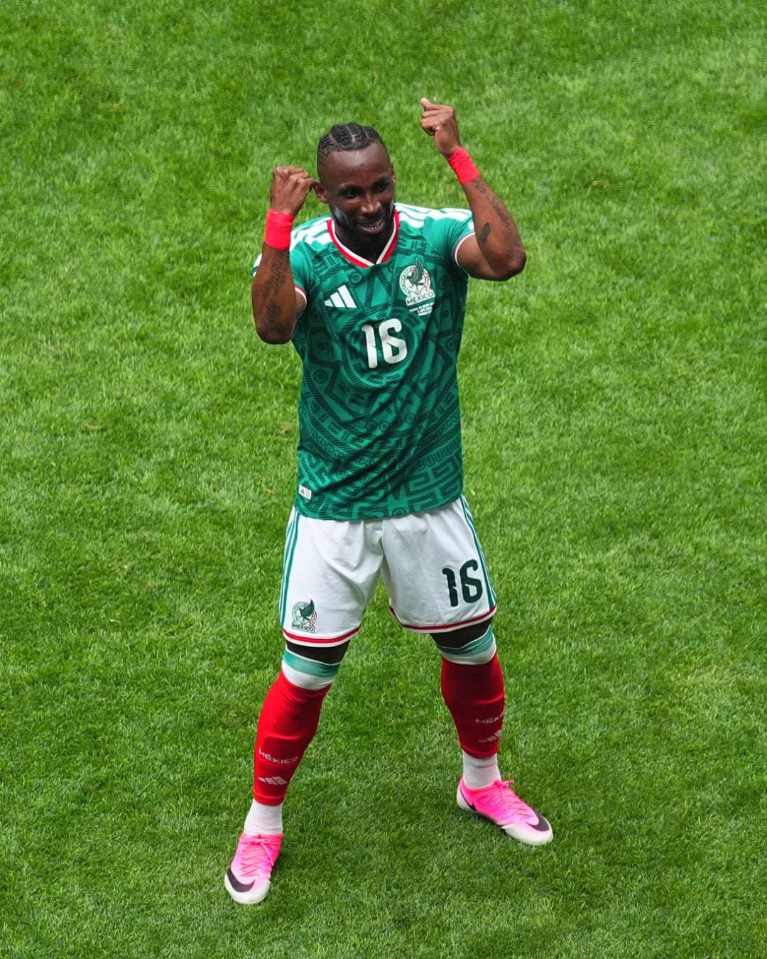 Mexico triumphs thanks to Quiñones, who outshone Ronaldo.