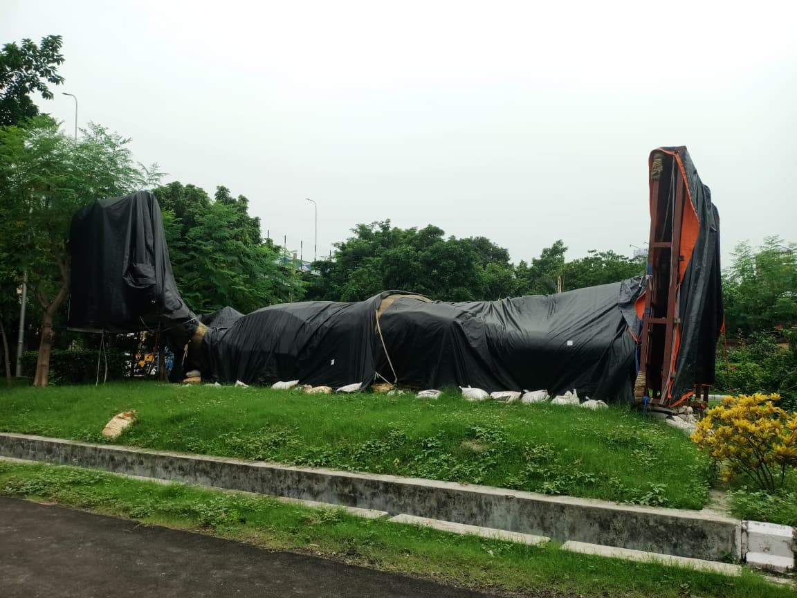 On Messi's Birthday, Kolkata's 70-Foot Tribute Lies Forgotten Under a Tarp